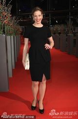 高清：《未来》首映礼 女导演米兰达挽两男走红毯