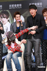 幻灯图集：飞轮海迟到狂迷不减 吴尊惨被摸胸尴尬