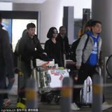 组图：姚贝娜黑装亮相上海 一路闲聊笑容不止