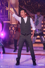 组图：群星为慈善献唱 林峰风沙磨皮关心妍上围缩水