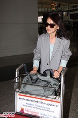 组图：周迅机场被记者跟拍不悦拂袖离去