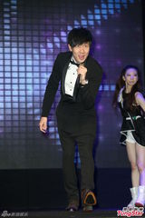 组图：林俊杰西装绅士献唱 自曝已一年未接吻