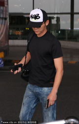 组图：李晨分手后忧郁赴陈赫婚礼 机场回避媒体