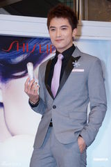 组图：邱泽帅气代言活动 斩断与杨丞琳情丝