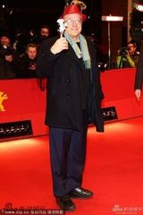 组图：群星亮相闭幕红毯秀 着装低调显黯淡