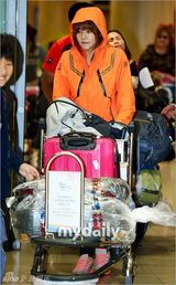 组图：携可疑药草遭扣韩女星获释回国咬唇委屈