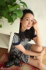 组图：练束梅清爽写真展现夏日活力