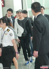 组图：金秀贤离港频回眸 五百粉丝闯闸送别