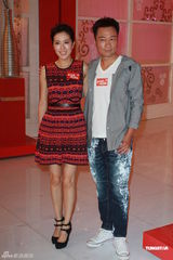 组图：薛家燕亮粉色现身与郑则仕黎耀祥同台