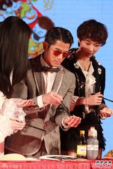 组图：《村晚》群星包饺子 郭富城秀舞技