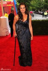 阿尔巴金色长裙赛缪斯 老牌美女波姬-小丝拄拐(图)