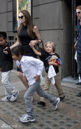 高清组图：皮特朱莉一家人伦敦合家欢享受天伦之乐