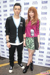 组图：周柏豪闹市音乐会吸晴 连诗雅大秀美腿