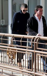 组图：查理兹-塞隆穿深蓝毛衣带黑超酷帅街拍