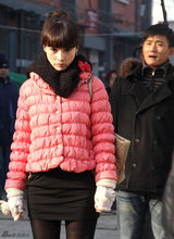 组图：柳岩小红袄出镜当街遭强抱 化身80后辣媳妇