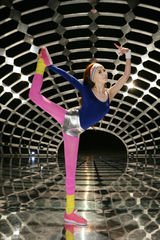 高清组图：关颖MV化身韵律老师 与猛男齐敷面膜