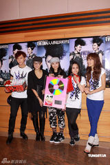 幻灯图集：Twins为个唱彩排 陈伟霆容祖儿探望加油