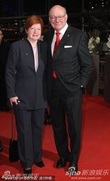 文德斯搂娇妻撑《皮娜》首映 德国总统夫妇秀恩爱