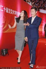 组图：闫妮裹身裙红毯秀曲线 耿乐帅气亮相