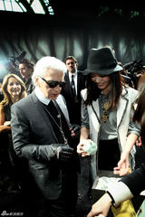 范冰冰红裙竞艳巴黎时装周 老佛爷贴面热吻姚晨(图)