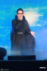 组图：罗大佑个唱为叶倩文伴奏 拥热舞辣妹