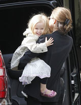 高清图：茱莉携龙凤胎子女逛街潮范儿十足