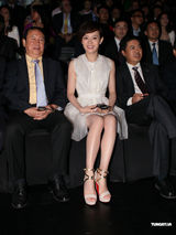 组图：孙俪着白色小洋裙 享受婚后生活暂不接戏