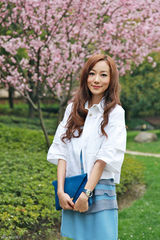 高清组图：韩雪春日街拍 裙装搭配蓝色信封包