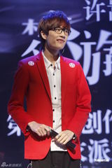 组图：许嵩新专辑庆功睡衣派对 近千歌迷捧场