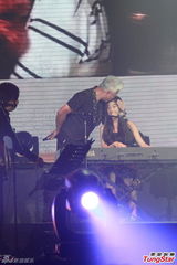 组图：巫启贤与女儿合唱 草蜢曾志伟助阵