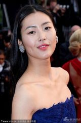 组图：名模刘雯戛纳走秀 低胸长裙秀高挑身材