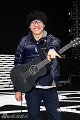 幻灯：杨丞琳为跨年演唱会卖力彩排