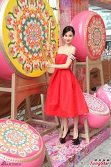 组图：Angelababy优雅亮相 火红长裙性感喜庆