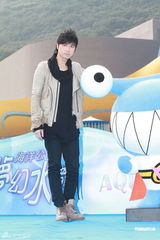 组图：梁咏琪穿丝袜秀美腿 常常易容游海洋公园