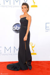 组图：艾美奖红毯 女主播克里基娜-兰西克高开衩黑裙曲线动人