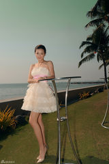 高清图：何彦霓靓丽写真秀美肌 显高贵典雅