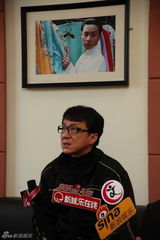 组图：成龙为《警察故事》配音 谈明星耍大牌