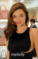 组图：超模米兰达-可儿首尔宣传黑礼裙性感