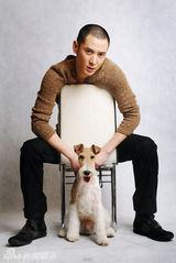 组图：韩栋与名犬拍时尚写真 展雅痞个性