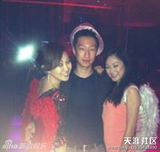 组图：李云迪女友搂男人泡吧照曝光 清纯不再