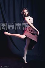 高清组图：演员梁镜珂拍大片 大秀美腿玩性感