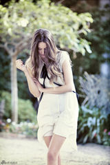 组图：谢琳-伍德蕾拍清新写真显俏皮