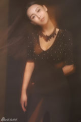 组图：杜十五新曝个性写真 深V露背冷艳张扬
