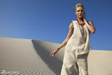 高清组图：超模坎蒂丝-斯瓦内普尔沙漠拍写真