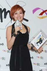 组图：容祖儿靓丽出席活动 郭富城自曝偶像