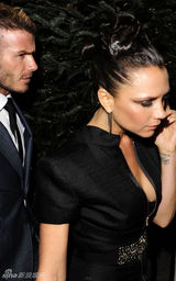 幻灯组图：贝克汉姆维多利亚时尚打扮出席名流晚宴