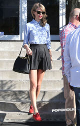 组图：泰勒斯威夫特性感短裙出街 猛男贴身紧随