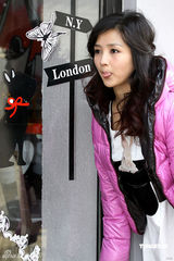 幻灯图集：何洁逛京城胡同拍写真 装扮青春洋溢