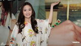 组图：林依晨新碟发布花裙子亮相 抱爱犬不撒手