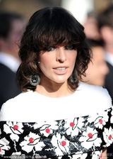 组图：米拉-乔沃维奇戛纳走秀 碎花长裙雷人